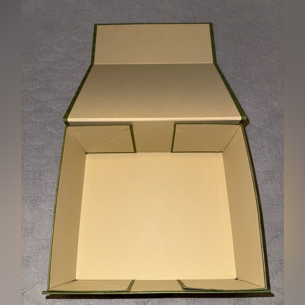 Brand new Gucci box with magnetic closure, comes with dust bag - Picture 5 of 6